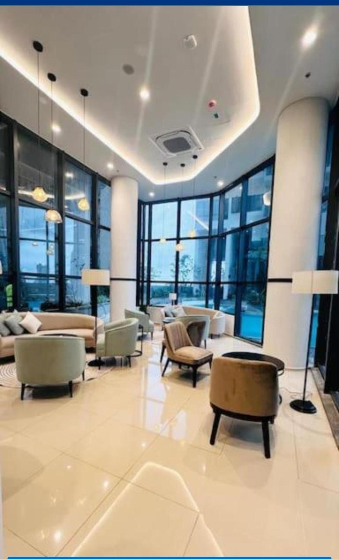 Luxury 32nd Floor 2 Bed-2 Bath With Pool, Harbour & Lotus Tower Views * Colombo