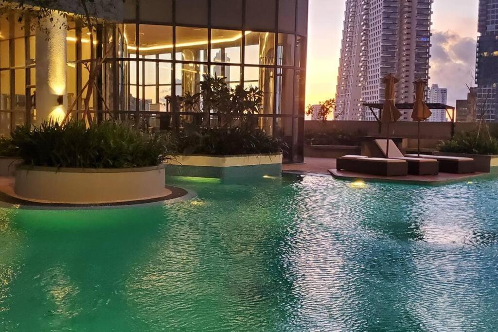 Luxury 32nd Floor 2 Bed-2 Bath With Pool, Harbour & Lotus Tower Views Apartamento *