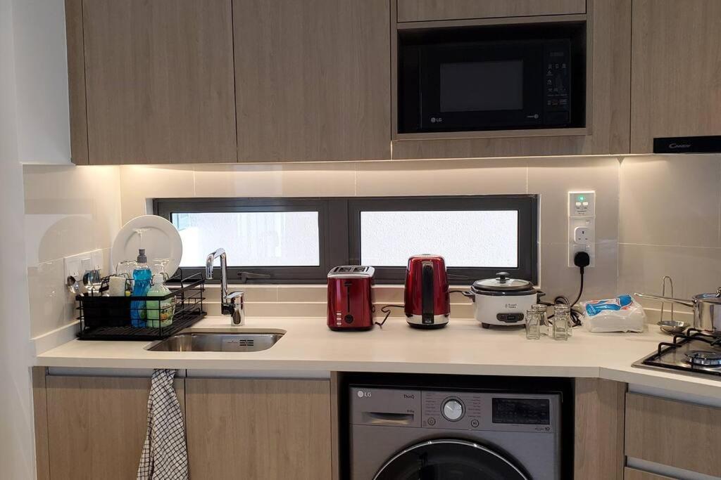 Luxury 32nd Floor 2 Bed-2 Bath With Pool, Harbour & Lotus Tower Views *