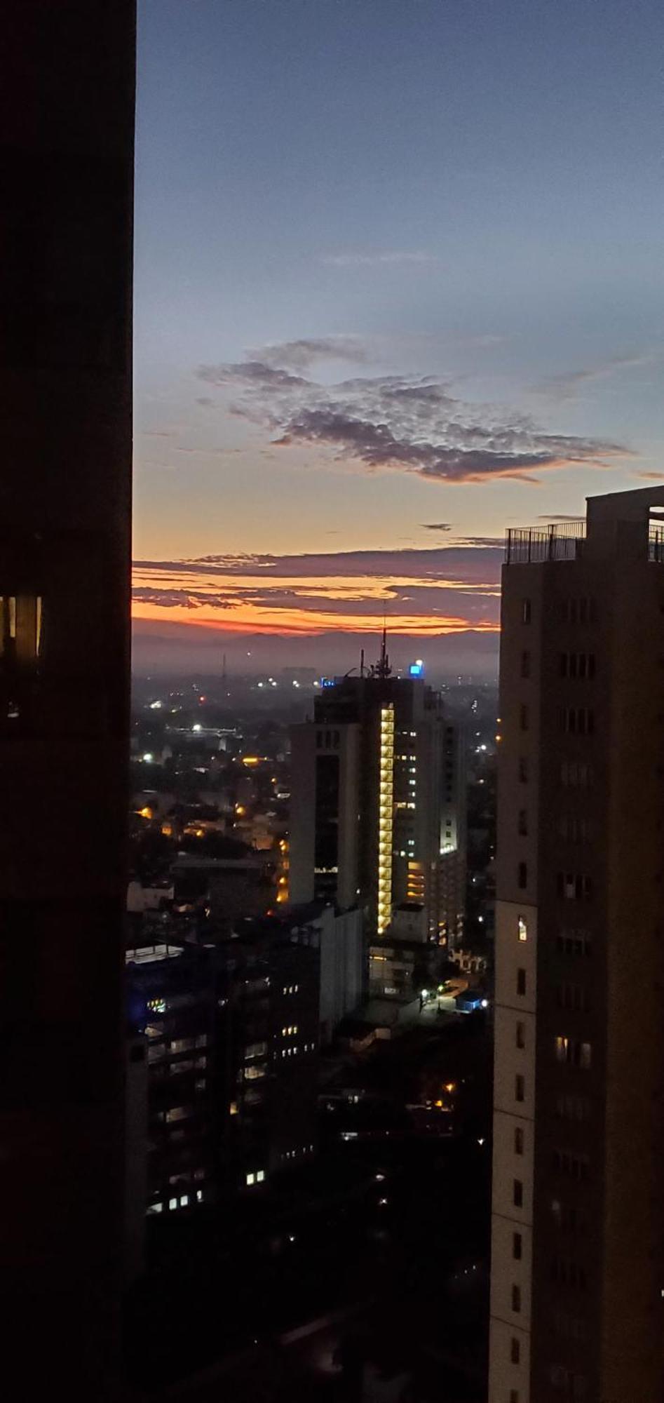 Luxury 32nd Floor 2 Bed-2 Bath With Pool, Harbour & Lotus Tower Views * Colombo