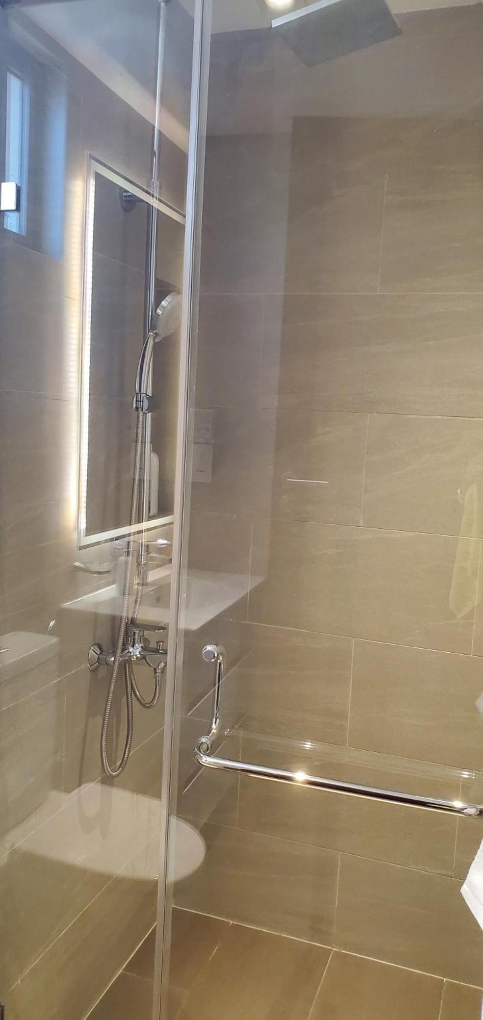 Luxury 32nd Floor 2 Bed-2 Bath With Pool, Harbour & Lotus Tower Views *